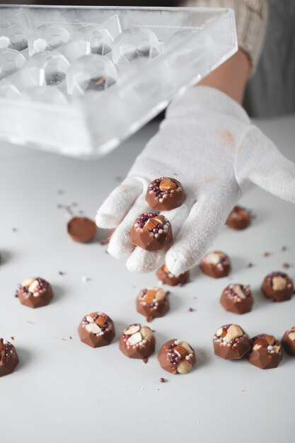 le pâtissier fait du chocolat