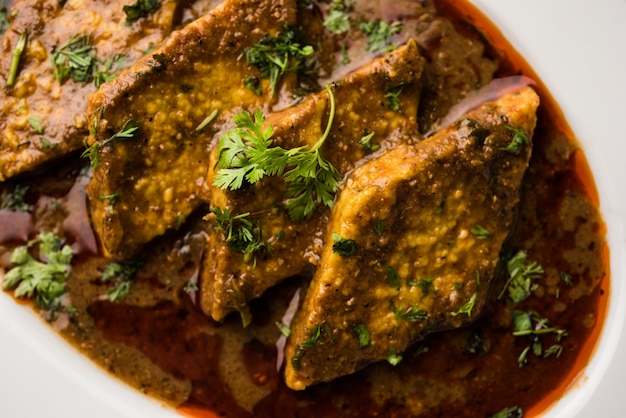 Patodi Rassa Bhaji ou patwadi Sabji, une recette épicée populaire du Maharashtrian servie avec Chapati et salade. Mise au point sélective