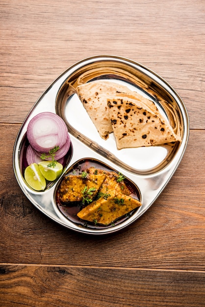 Patodi Rassa Bhaji ou patwadi Sabji, une recette épicée populaire du Maharashtrian servie avec Chapati et salade. Mise au point sélective