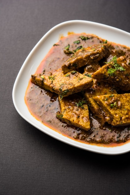 Patodi Rassa Bhaji ou patwadi Sabji, une recette épicée populaire du Maharashtrian servie avec Chapati et salade. Mise au point sélective