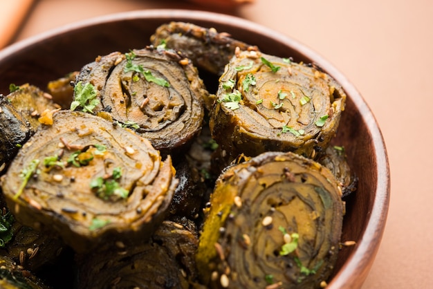 Patra ou Paatra ou Alu Vadi est une recette de collation maharashtrian et Gujrati populaire à base de feuilles de colocasia, de farine de riz et d'épices aromatisées, de tamarin et de jaggery, mise au point sélective