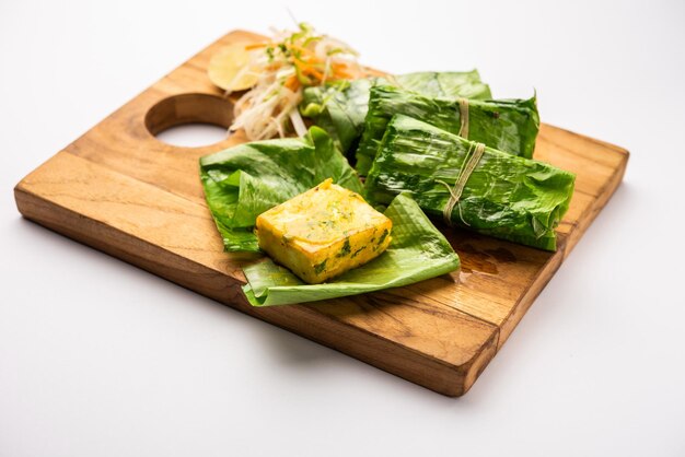 patrani paneer un paneer mariné dans de la sauce et grillé puis recouvert de feuilles