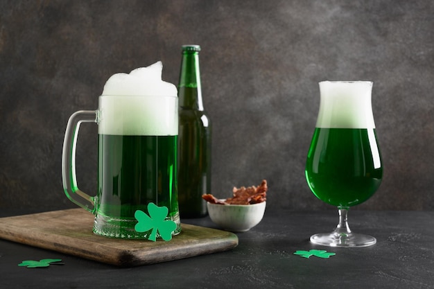 Patrick's day bière verte en pinte sur fond sombre Shamrock symbole de chance