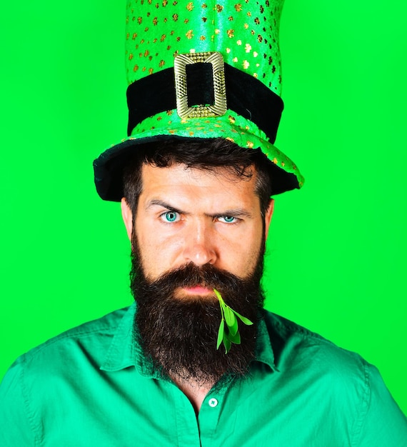 Patricks day homme barbu en chapeau de lutin avec trèfle dans la bouche vacances de printemps traditionnelles irlandaises