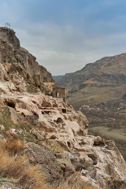 Patrimoine historique culturel de la Géorgie. Vardzia est une ancienne ville troglodyte dans la roche.