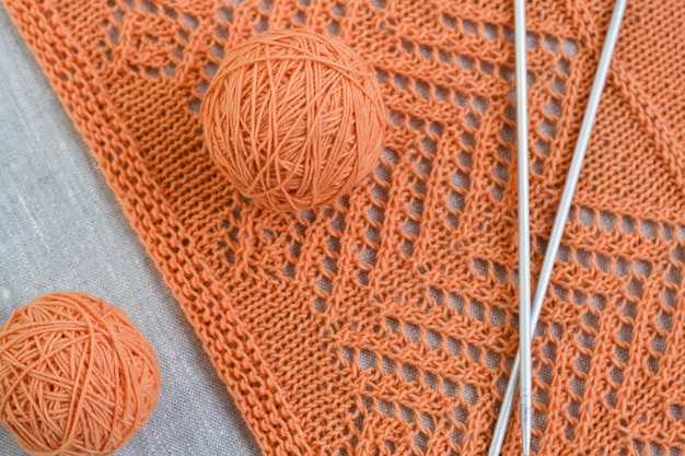 Patron boules orange et aiguilles à tricoter