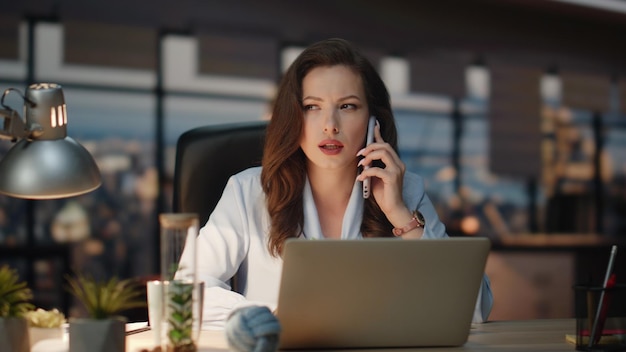 Le patron confiant appelle le téléphone portable le soir la femme de bureau de la ville parle