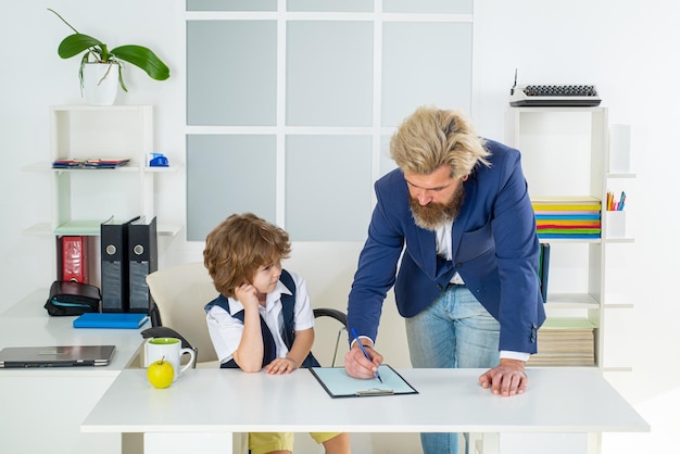 Photo patron et employé petit patron et employé au bureau concept d'entreprise vieux et yong directeur des enfants homme d'affaires au bureau réunion de l'équipe marketing recherche de remue-méninges future proffesion