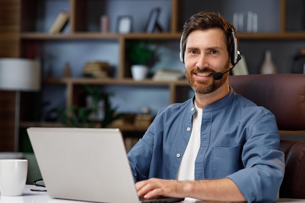 Le patron tient une réunion en ligne dans le bureau à domicile Agent du centre d'appels masculin responsable du service client ou télévendeur communique par chat Web sur ordinateur au bureau Travail à distance