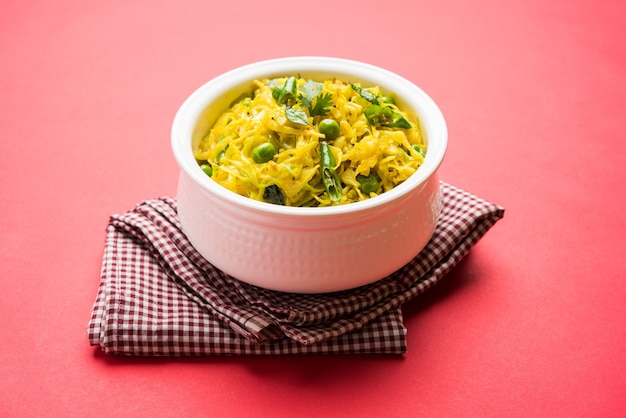 Patta Gobi Sabji OU Chou sabzi avec pois verts et feuilles de curry, servi dans un bol sur fond de mauvaise humeur, mise au point sélective