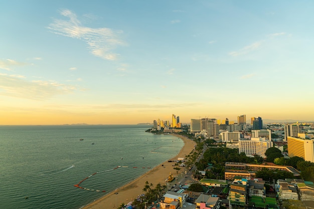 Pattaya Chonburi Thaïlande - 8 novembre 2021 : le magnifique paysage et la ligne d'horizon de la ville de Pattaya sont une destination populaire en Thaïlande.