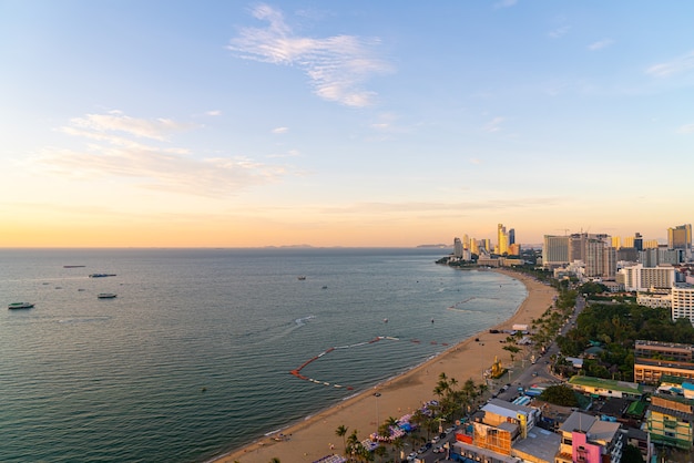 Pattaya Chonburi Thaïlande - 8 novembre 2021 : Le magnifique paysage et les toits de la ville de Pattaya sont une destination populaire en Thaïlande.