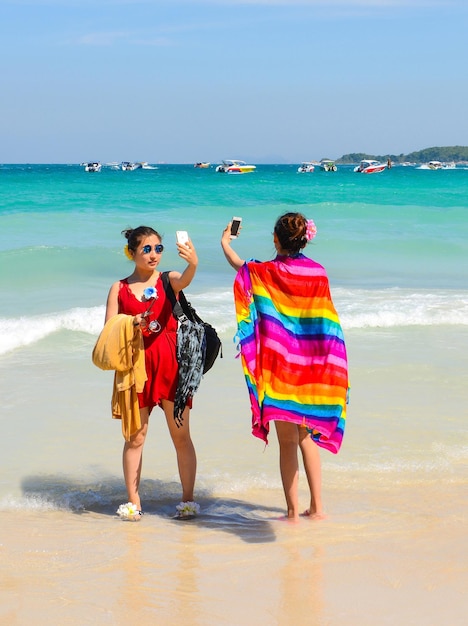 PATTAYA THAÏLANDE 29 DÉCEMBRE 2014 Femme asiatique prenant selfie avec smartphone sur la plage de Koh Larn Larn Island le 29 décembre 2014 à Pattaya Thaïlande