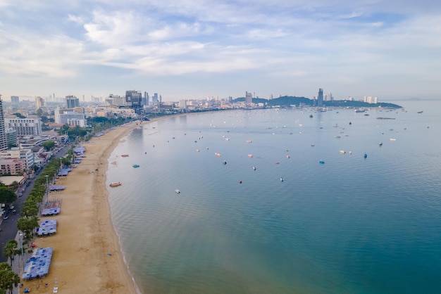 Pattaya, en Thaïlande, une vue sur la route de la plage avec des hôtels et des gratte-ciel