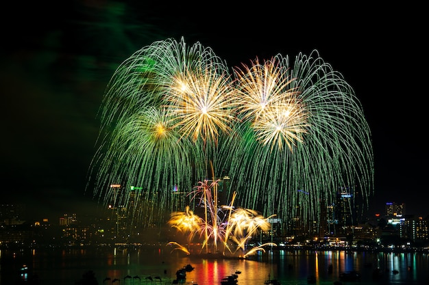 PATTAYA, THALANDE - 30 NOV 2019 : port de feux d'artifice colorés et feux d'artifice internationaux au Festival international des feux d'artifice de Pattaya