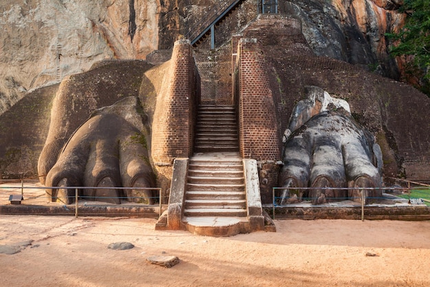 Patte de lion au rocher de Sigiriya près de Dambulla au Sri Lanka. Sigiriya est un site du patrimoine mondial de l'UNESCO.