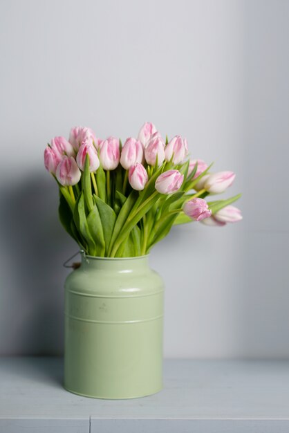 Patter pour carte de printemps. Bouquet de tulipes roses. copie espace