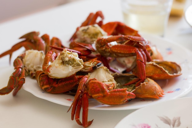 Pattes de crabe à la vapeur. Assiette de fruits de mer bouillis, délicieux concept de menu de restaurant