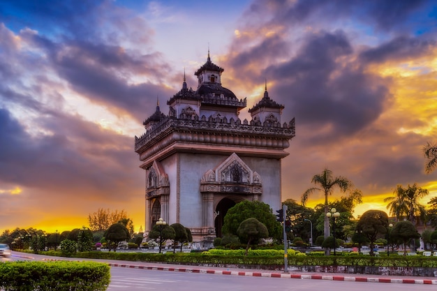 Patuxai signifiant littéralement Porte de la Victoire à Vientiane, Laos