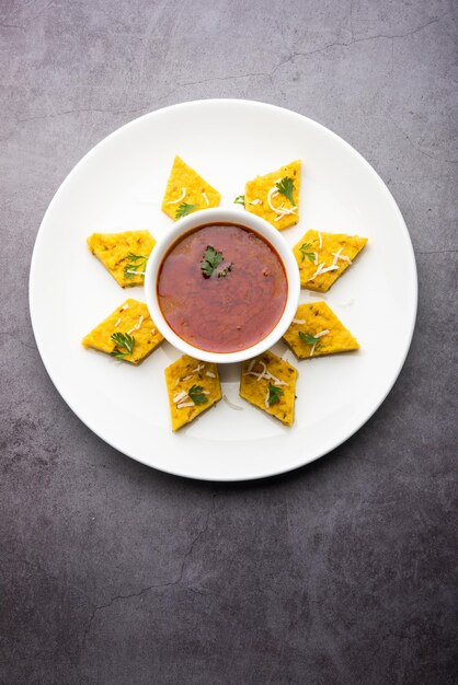 Patwadi ou patvadi ou Patodi Rassa est un plat traditionnel du Maharashtrian dans lequel le savoureux Besan vadi est servi avec du curry piquant