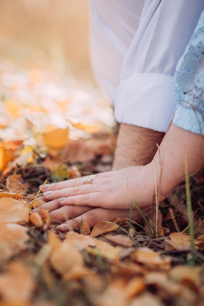 Les paumes au sol touchent les feuilles 4245