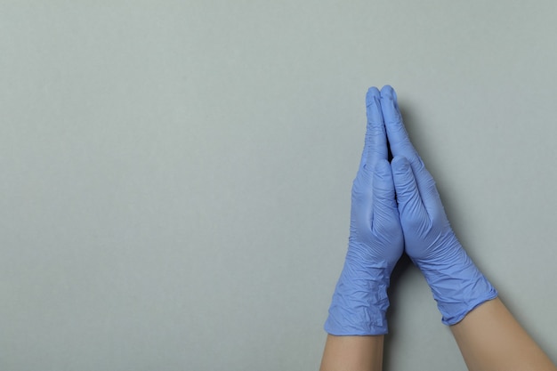 Paumes dans des gants médicaux ensemble sur fond isolé gris clair