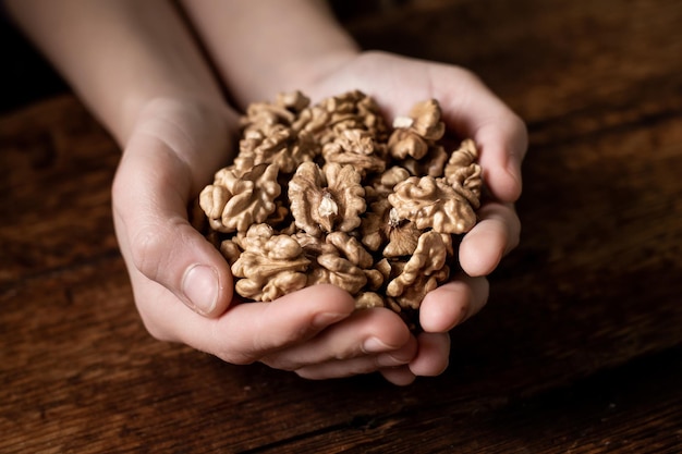 Paumes des femmes aux noix Fond en bois foncé Alimentation saine Végétarisme