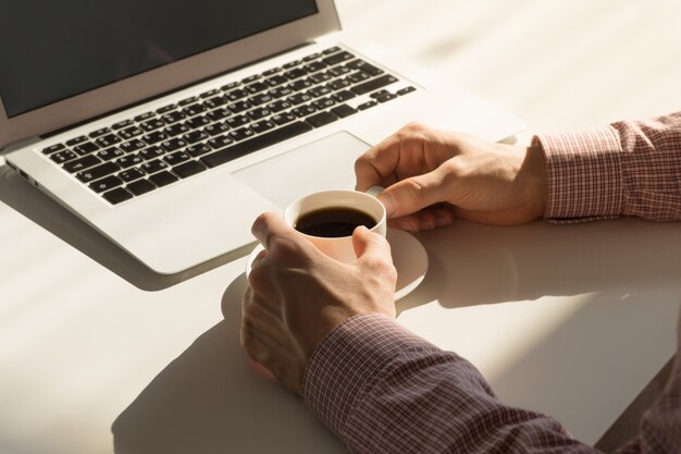 Pause-café au bureau lumineux