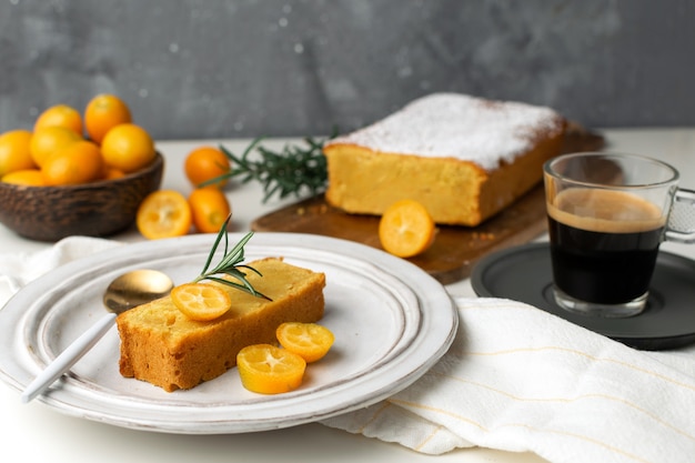 Pause café, boulangerie maison - gâteau à l&#39;orange avec kumquats