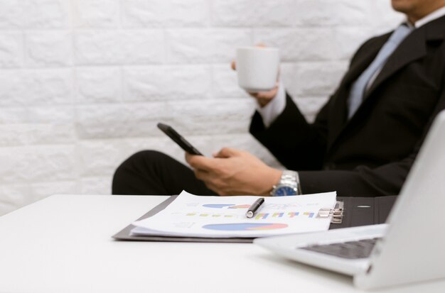 Pause Café Exécutif Homme D'affaires Travaillant Relax Sur Ordinateur Portable à Son Bureau.