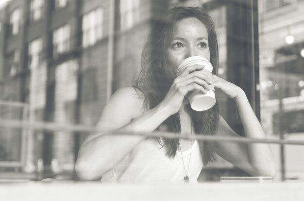 Pause café à l'intérieur d'un magasin