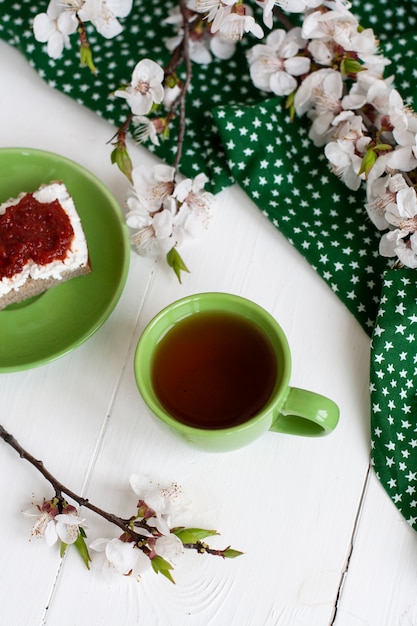 pause savoureuse. tasse de thé avec une assiette de sandwichs.