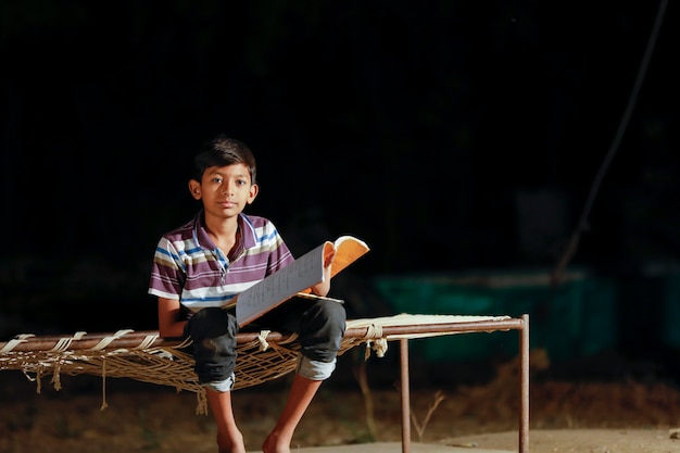 Pauvre enfant fait ses devoirs à la maison