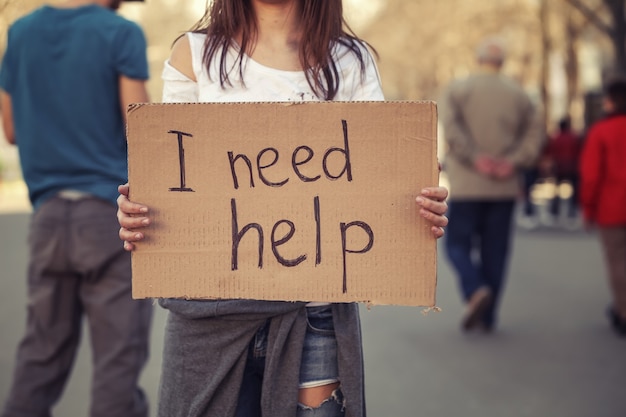 Pauvre femme qui demande de l'aide dans la rue