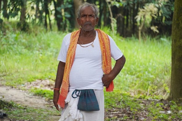 Pauvre fermier indien dans le village