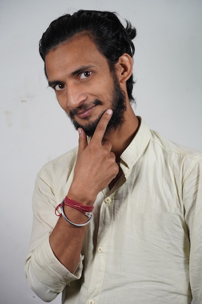 Un pauvre garçon homme souriant devant la caméra