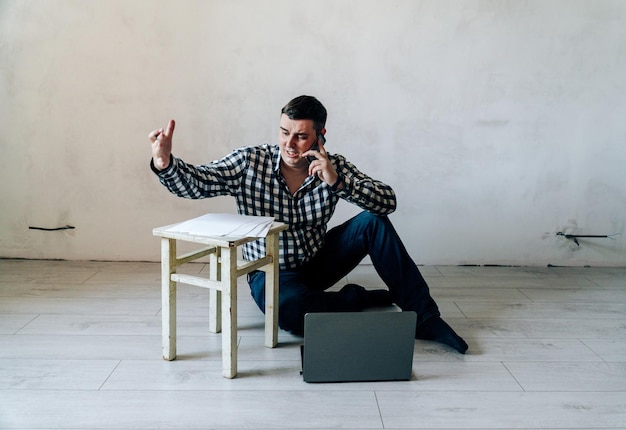 Pauvre homme d'affaires dans la chambre l'homme ruiné