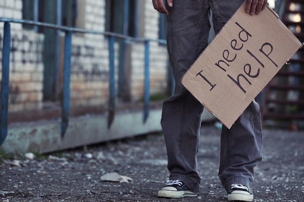 Pauvre homme mendiant de l'aide dans la rue