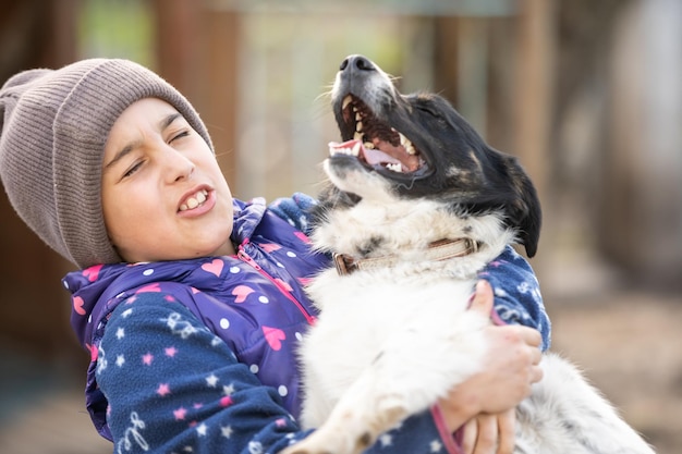 Pauvre petite fille avec un chien dans le village