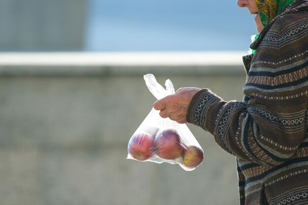 Pauvre vieille femme vend un sac de pommes commerce et survie des personnes âgées