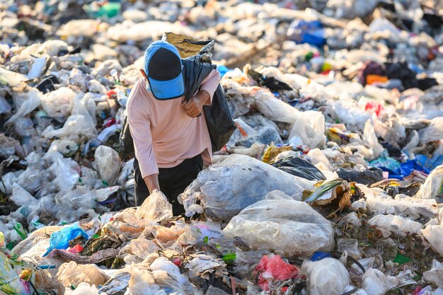 Les pauvres ramassent les ordures pour la vente Les personnes vivant dans les tas d'ordures marchant pour collecter les déchets recyclables à vendre à la journée mondiale de l'environnement