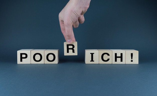 Pauvres ou riches Les cubes forment les mots Concept d'entreprise pauvre ou riche et problème social