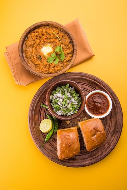 Pav Bhaji Indian fast food épicé avec du pain, de l'oignon et du beurre, cuisine indienne, cuisine de Mumbai