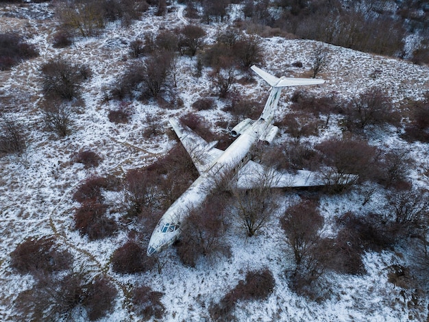 Épave abandonnée d'avion de passagers dans la forêt en hiver