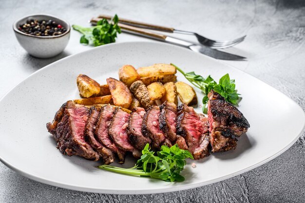 Pavé de boeuf grillé en tranches avec pomme de terre