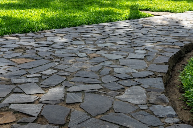 Photo pavé gris à l'allée du parc. sentier de jardin en pavé gris