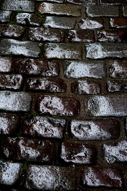 Pavé de pierre dans la rue sous la pluie