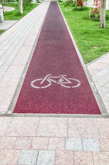 Pavé et piste cyclable dans le parc