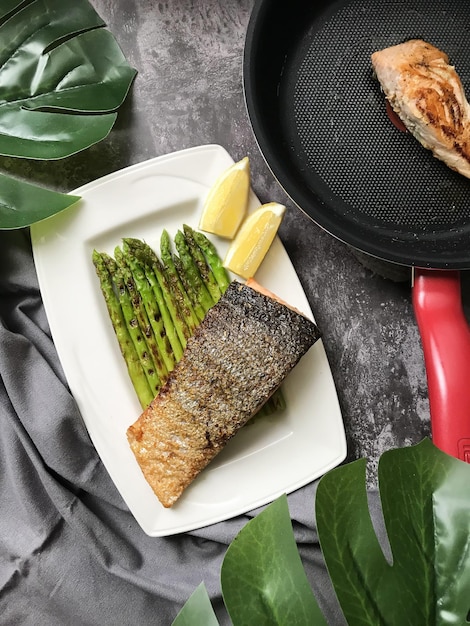 Pavé de saumon aux asperges et citron