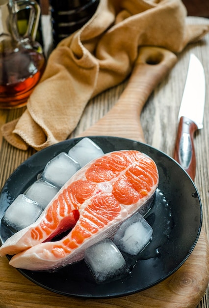 Pavé de saumon cru sur la table de la cuisine.